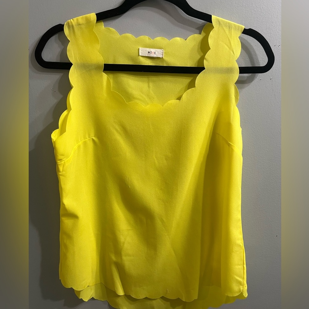 Scalloped Yellow Top💛🌻